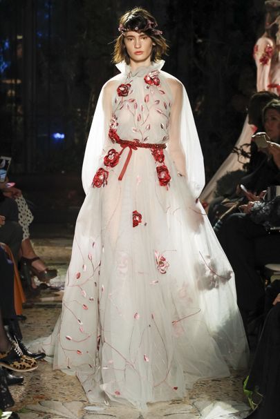 La melena midi capeada es la estrella del otoño: atrévete a llevarla así el día de tu boda, y añádele una corona de flores de temporada. ¡El resultado será de pasarela! (Foto: Pinterest).