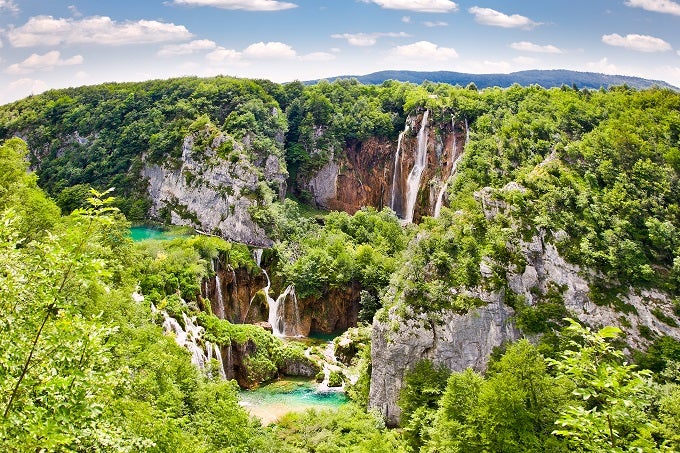 Densos bosques, lagos de color turquesa, cascadas… El Parque Natural de los Lagos de Plitvice en Croacia es un paraíso para los amantes de la naturaleza, el senderismo y la vida al aire abierto. Declarado Patrimonio de la Humanidad por la Unesco es un lugar espectacular en el interior del país. Piérdete en la infinidad de vegetación exuberante de esta reserva y disfruta de las pequeñas cascadas que te acompañarán en el camino. Una maravilla.