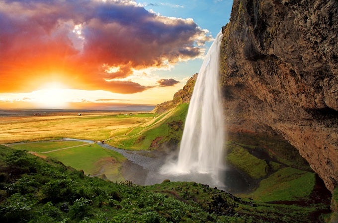 Seljalandsfoss (o la catarata líquida) es una de las cascadas que se pueden visitar al sur de Islandia. Una visita y os frotaréis los ojos ante tal maravilla, las muchas fotos de cascadas que podéis ver en Internet de este lugar no le hacen justicia. Es el lugar perfecto para estar en completa armonía con uno de los parajes más hermosos del mundo, donde se ha rodado Juego de Tronos.