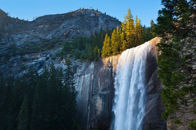 Vernal Falls es una de las cascadas más hermosas del Parque Nacional de Yosemite, en California, y uno de los saltos de agua más grandes del mundo. Este chorro de agua en caída libre desde una roca que parece cortada a lo vertical es increíble.