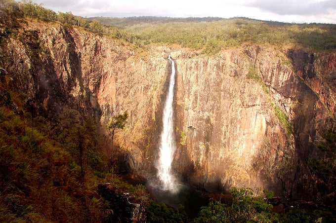 Situadas en el Parque Nacional de Girrigun, Wallaman es la cascada (con un único chorro fino de agua) más alta de Australia, con una caída libre desde una altura de unos 275 metros de altura. La vista del paisaje rocoso que la rodea la convierte en una de las imágenes de cascadas que no deberías perderte si vas a la tierra de los canguros y los koalas.