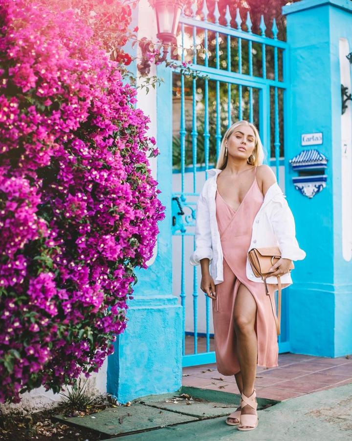 Actualmente vive en Estocolmo y tiene más de 1,2 millones de seguidores. Su estilo es atrevido y personal y por ello tiene el premio a mejor blog de moda. @angelicablick