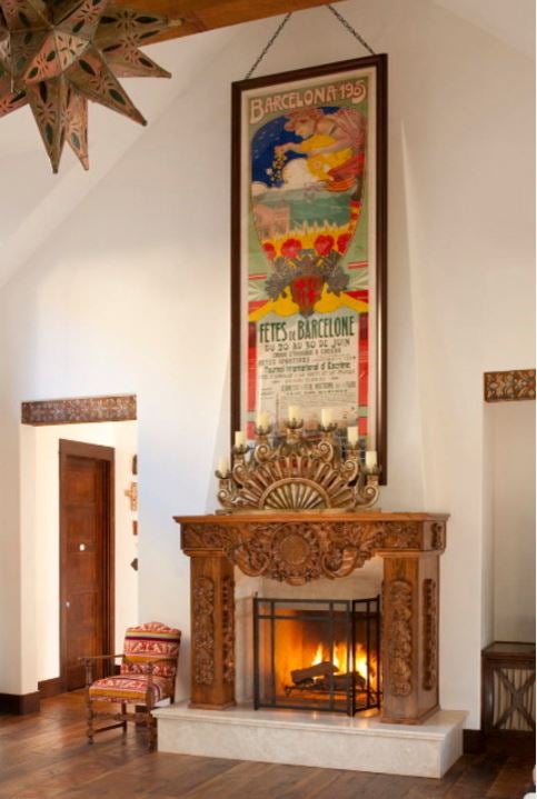 Si hay una pieza decorativa que nos transporta a las estancias palaciegas del medievo, esa es la chimenea, que aportará calidez y solemnidad al espacio en el que la coloques, como ocurre en este ambiente que nos proponen desde Astleford Interiors Inc. (Imagen cortesía de Houzz.es).