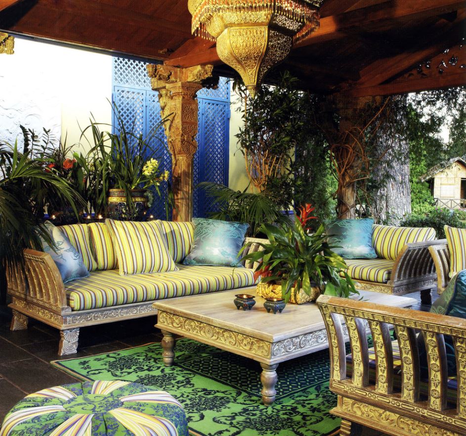 O en un salón exterior tan rico como este que nos propone la Colección Alexandra, y que es propio de 'su majestad' de los Siete Reinos (foto cortesía de Houzz.es).