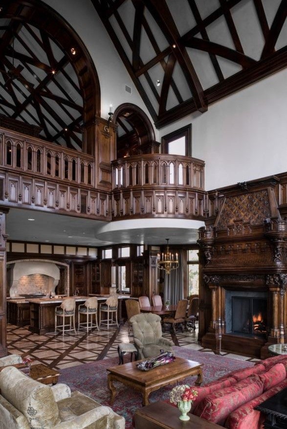 Las maderas nobles, los colores llenos de fuerza, los tejidos más ricos, la chimenea y los techos altos dan forma a este salón de inspiración medieval que nos proponen desde Cravotta Interiors (imagen cortesía de Houzz.es).