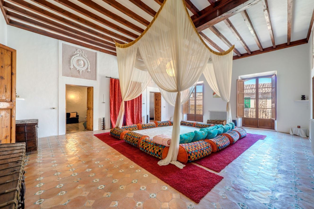 Relajarse bajo un dosel como este, e incluso darnos algún que otro maratón de 'Juego de Tronos' mientras esperamos ¡un año! a que estrenen la última temporada... Este espacio es de E-Foto Zarauz, y la imagen es cortesía de Houzz.es.