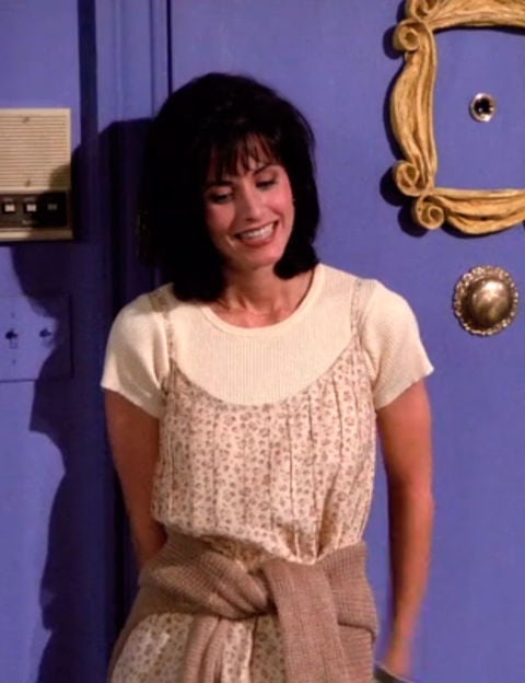 Monica y este 'look' naif de vestido con estampado de flores en tonos maquillaje sobre camiseta blanca son más actuales que la mitad de las prendas de nuestro armario.