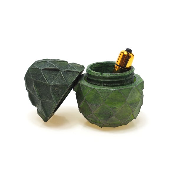 Este huevo de dragón, que además puede servir como elemento decorativo, alberga en su interior un vibrador dorado en forma de bala. El huevo de Geek Sex Toys está disponible en rojo, verde o en dorado. Choose between a green, red or gold egg or purchase all three to make a complete set.