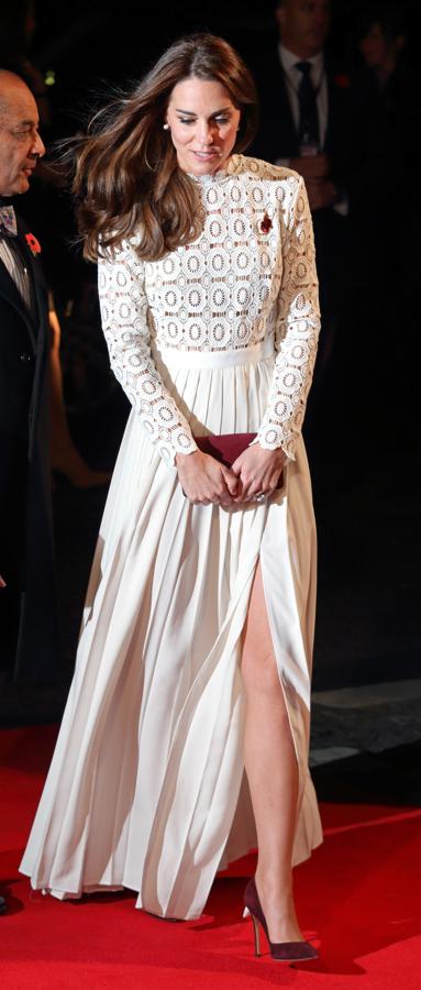 Kate Middleton en Londres. La duquesa de Cambridge lleva un precioso vestido blanco con una pequeña apertura en la parte delantera y unos zapatos de tacón alto en color burdeos.