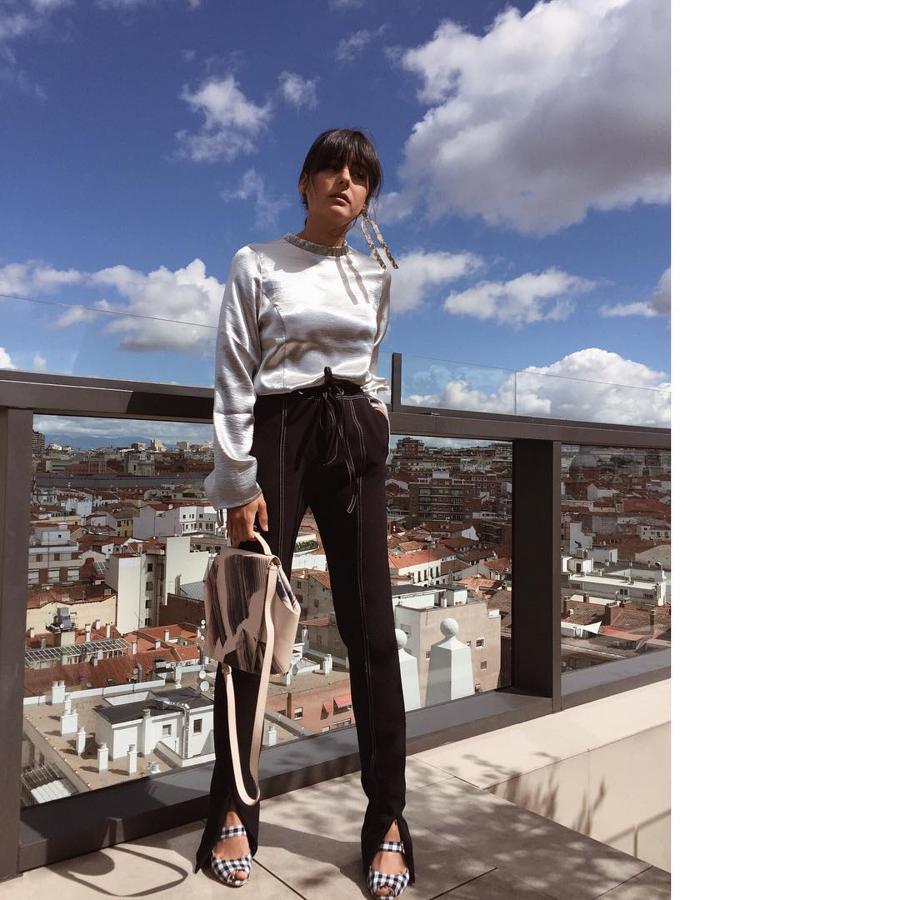 La estilista y diseñadora Maria Bernad, con 157 mil seguidores, compone su Instagram con looks de vocación masculina. Tiene pasión por lo vintage y un estilo primordialmente ochentero. @maria_bernad