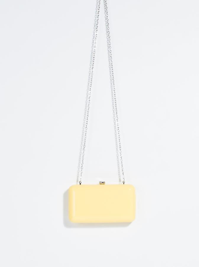 Bolso de fiesta de charol de Parfois disponible en varios colores: 19,99 euros.