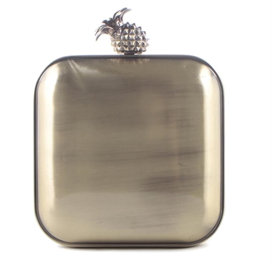 Clutch cuadrado dorado de Isla: 459 euros.