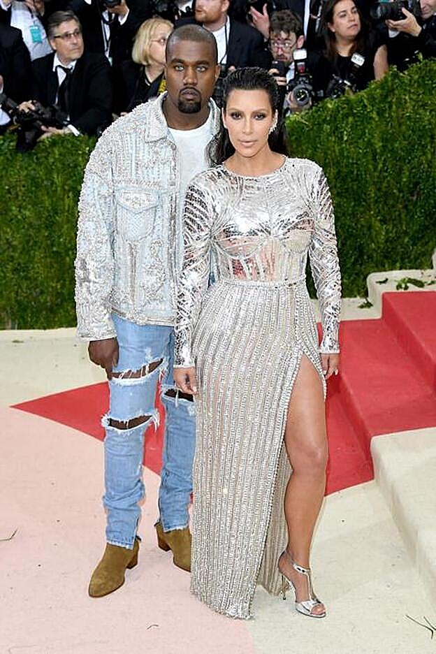 Kim Kardashian y Kayne West en una alfombra roja.