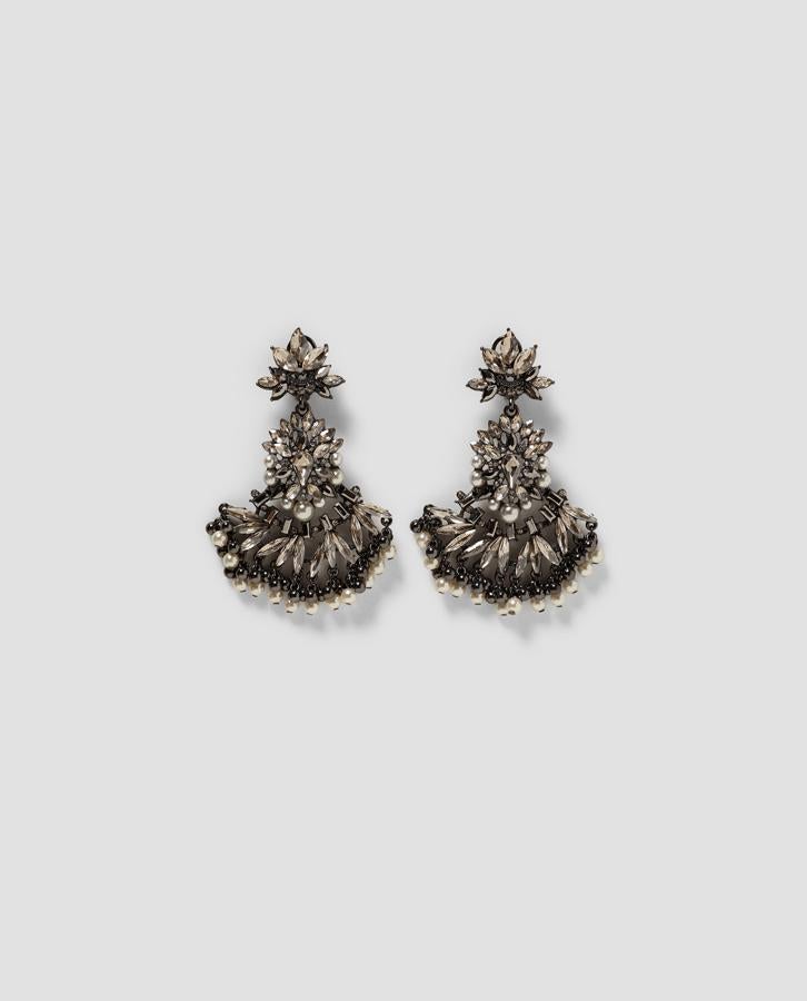 Pendientes de cuentas y cristales largos de Zara. Tiene cierre de tuerca y cuestan 15,95 euros.