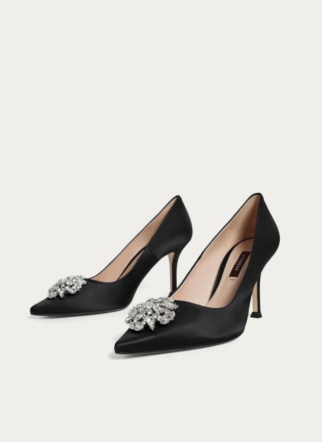 Salón negro con joya de Uterqüe: 99 euros.