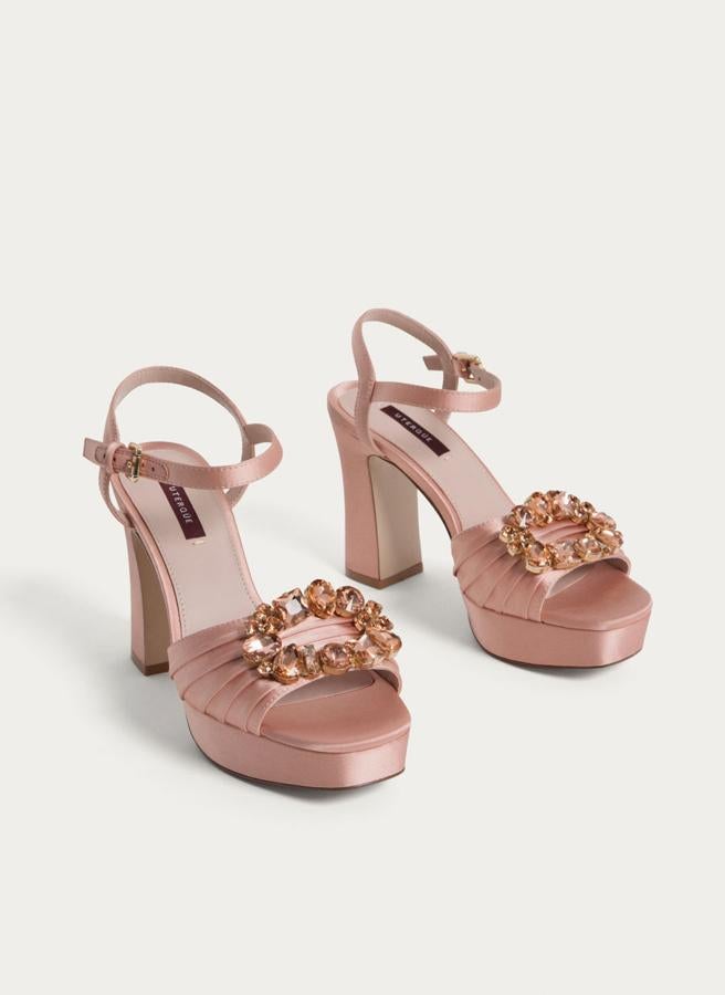 Sandalias de raso rosa palo de Uterqüe: 99 euros.