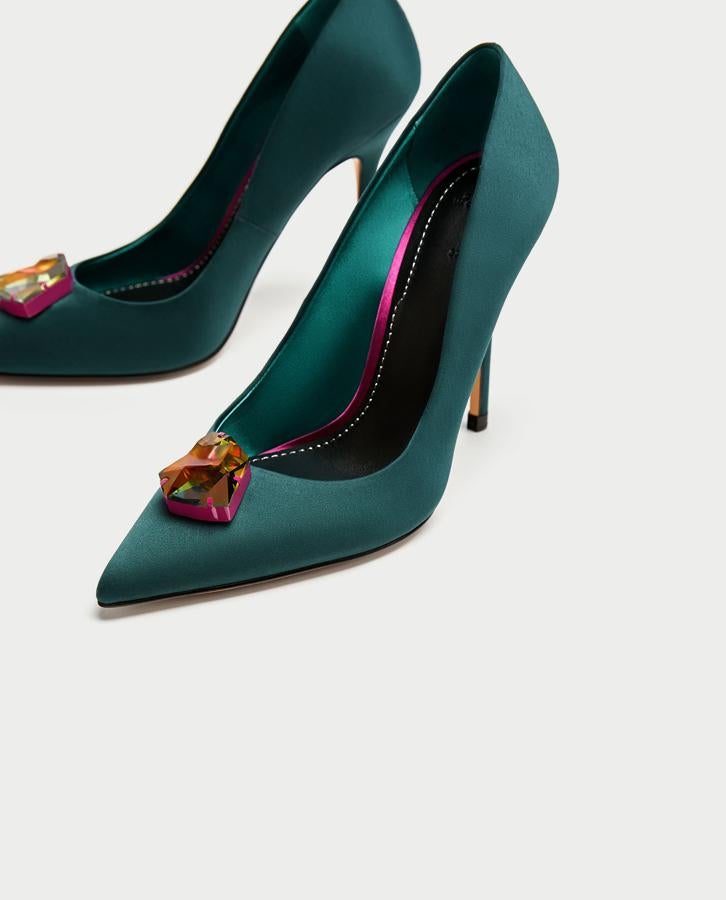 Zapato de tacón alto color verde azulado. Tiene detalle de piedra Swarowski multicolor en la parte delantera y son de Zara. 89,95 euros.