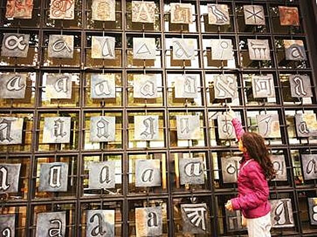 Visitar museos e instituciones educativas es una de las actividades habituales.