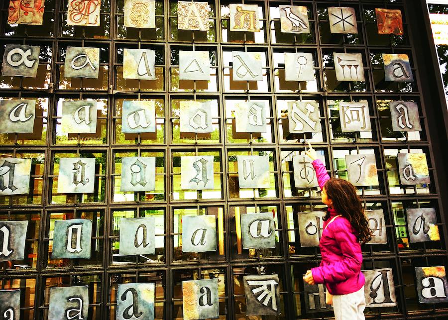 Visitar museos e instituciones educativas es una de las actividades habituales.