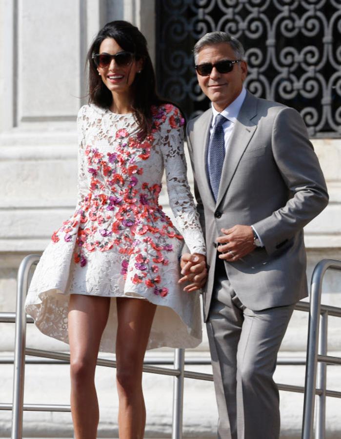 A su salida del hotel Aman Canal Grande Venice, el día siguiente de celebrar su enlace matrimonial, Amal fue fotografiada con un diseño de Giambattista Valli, un vestido de encaje blanco con manga larga salpicado de flores rosas, rojas y púrpuras.