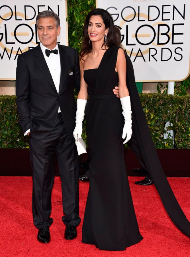 Para su debut en una alfombra roja en Hollywood, Amal Clooney eligió un vestido de alta costura de Dior y unos guantes largos blancos.