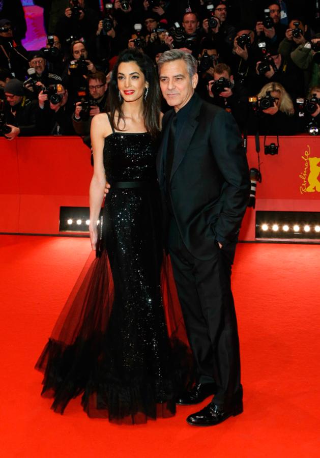 Sobre la alfombra roja de la Berlinale, Amal lució un vestido en color negro firmado por Yves Saint Laurent, una pieza exclusiva de de la década de los 80 compuesto por lentejuelas y tul.