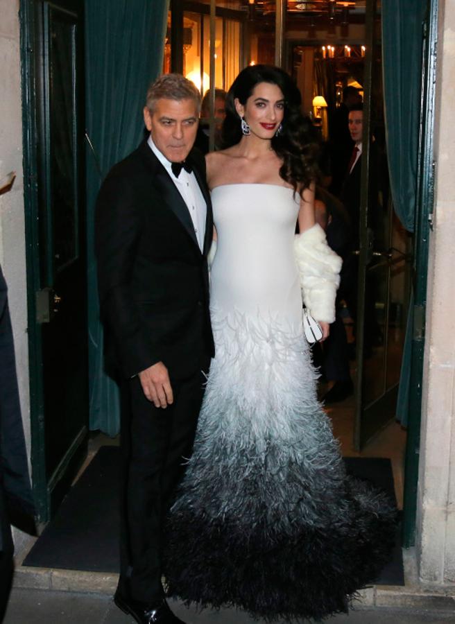 Amal Clooney lució embarazada un vestido con plumas de Atelier Versace en César Awards en París 2017.