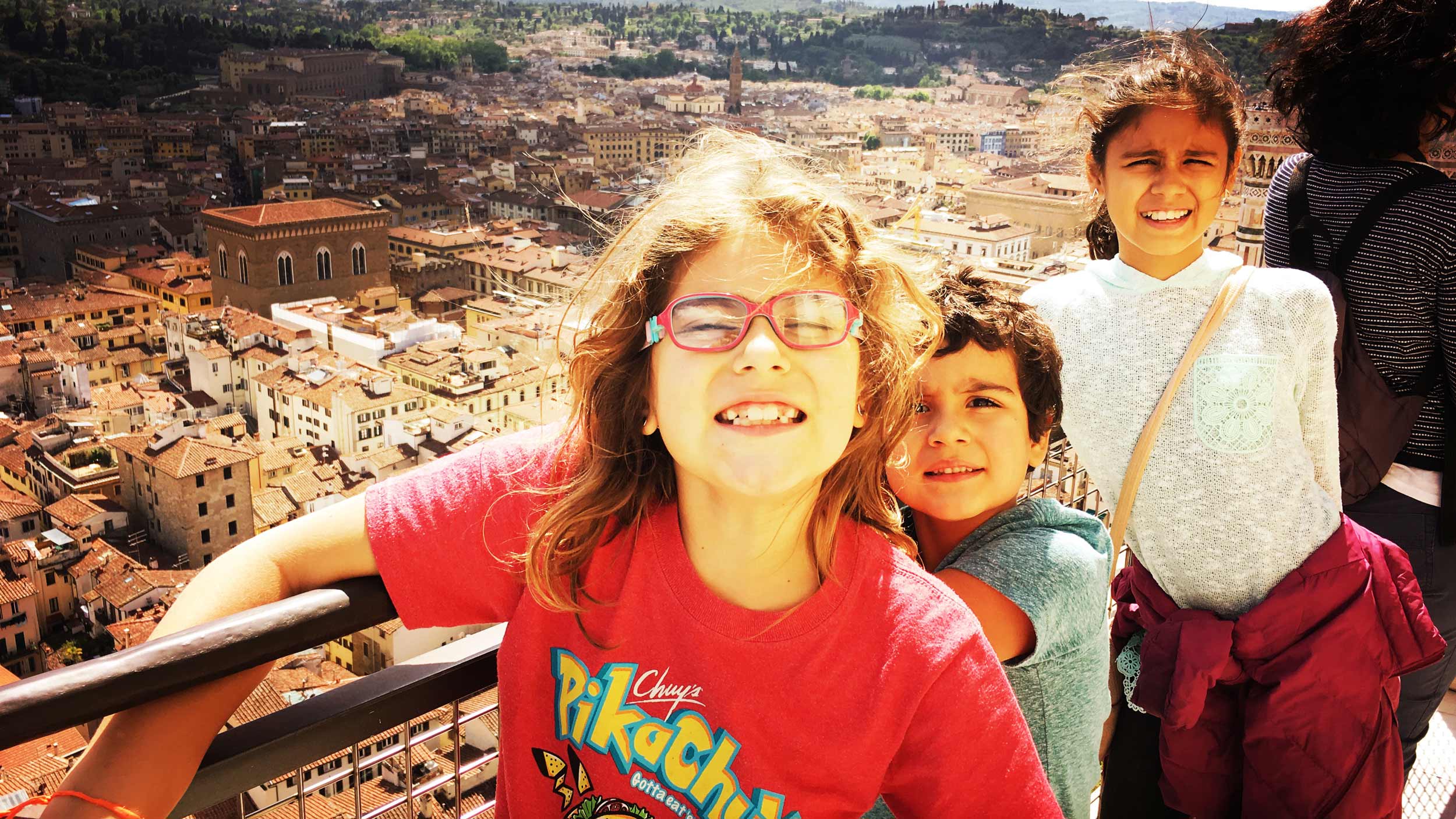 Los hijos de Iñaki y Hazel con la ciudad de fondo.