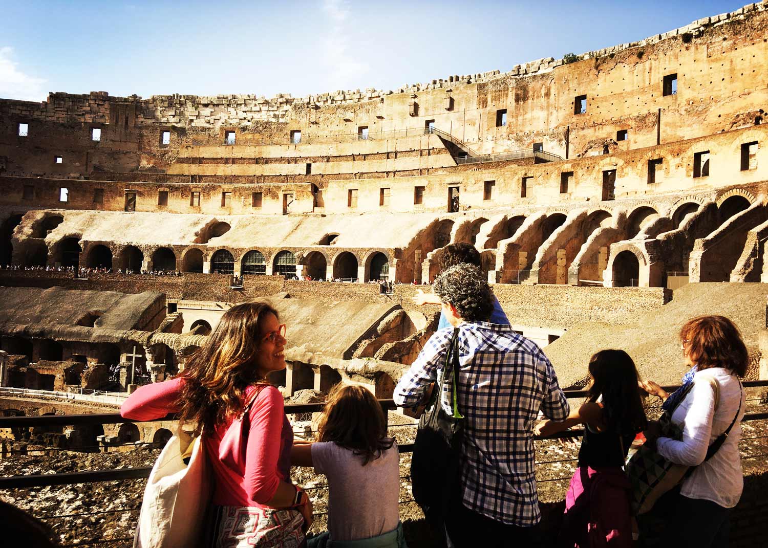 La familia en el Colisseum de Roma.
