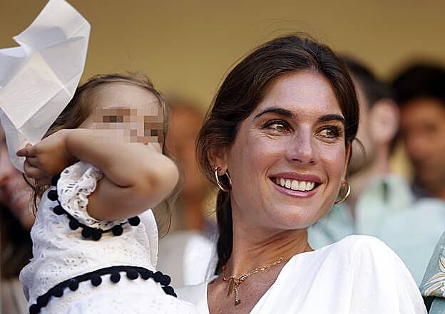 Lourdes Montes con la hija pequeña de la pareja.