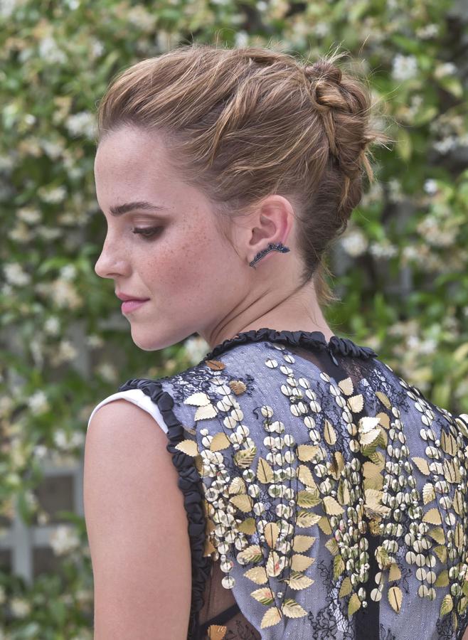 Otro peinado sencillo y muy adecuado para acudir como invitada a una boda es el recogido de Emma Watson. Se trata de un moño de bailarina trenzado y con un acabado informal, con pelitos sueltos.