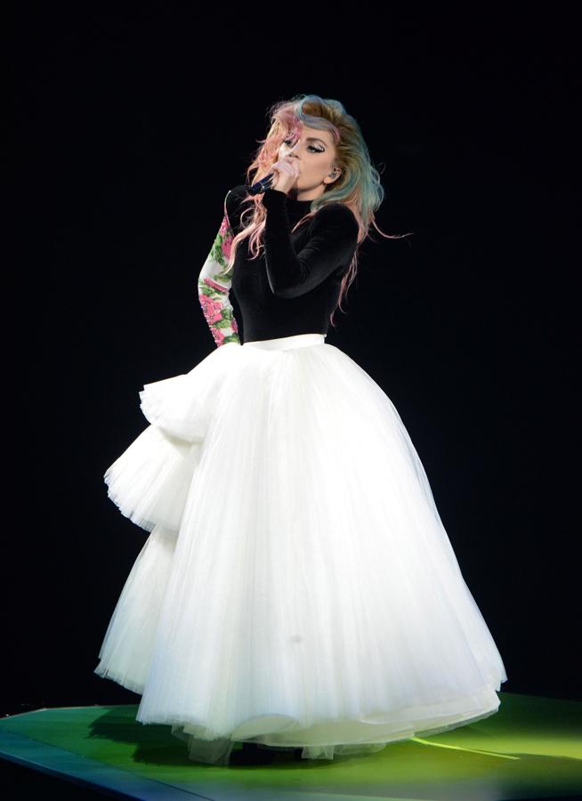 Lady Gaga en el 'Joanne' World Tour en Los Ángeles. La cantante lleva una falda de gasa en color blanco y una camiseta negra con flores en la manga.