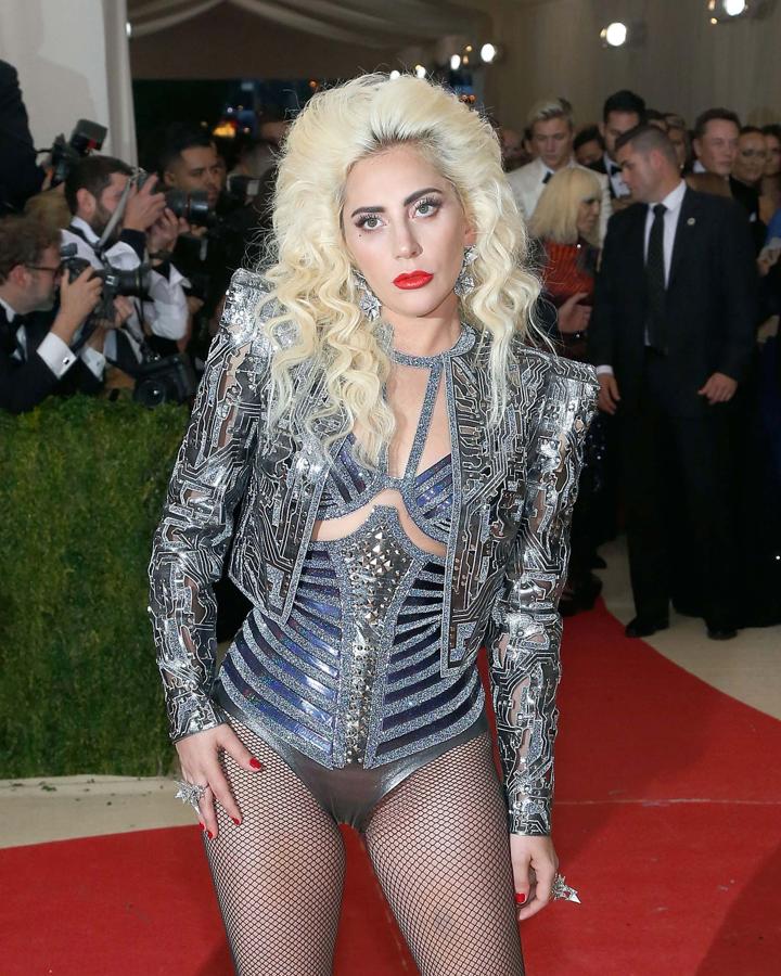 Lady Gaga en una Gala en el Museo Metropolitano. Luce un body brillante y una chaqueta a juego en color plateado.