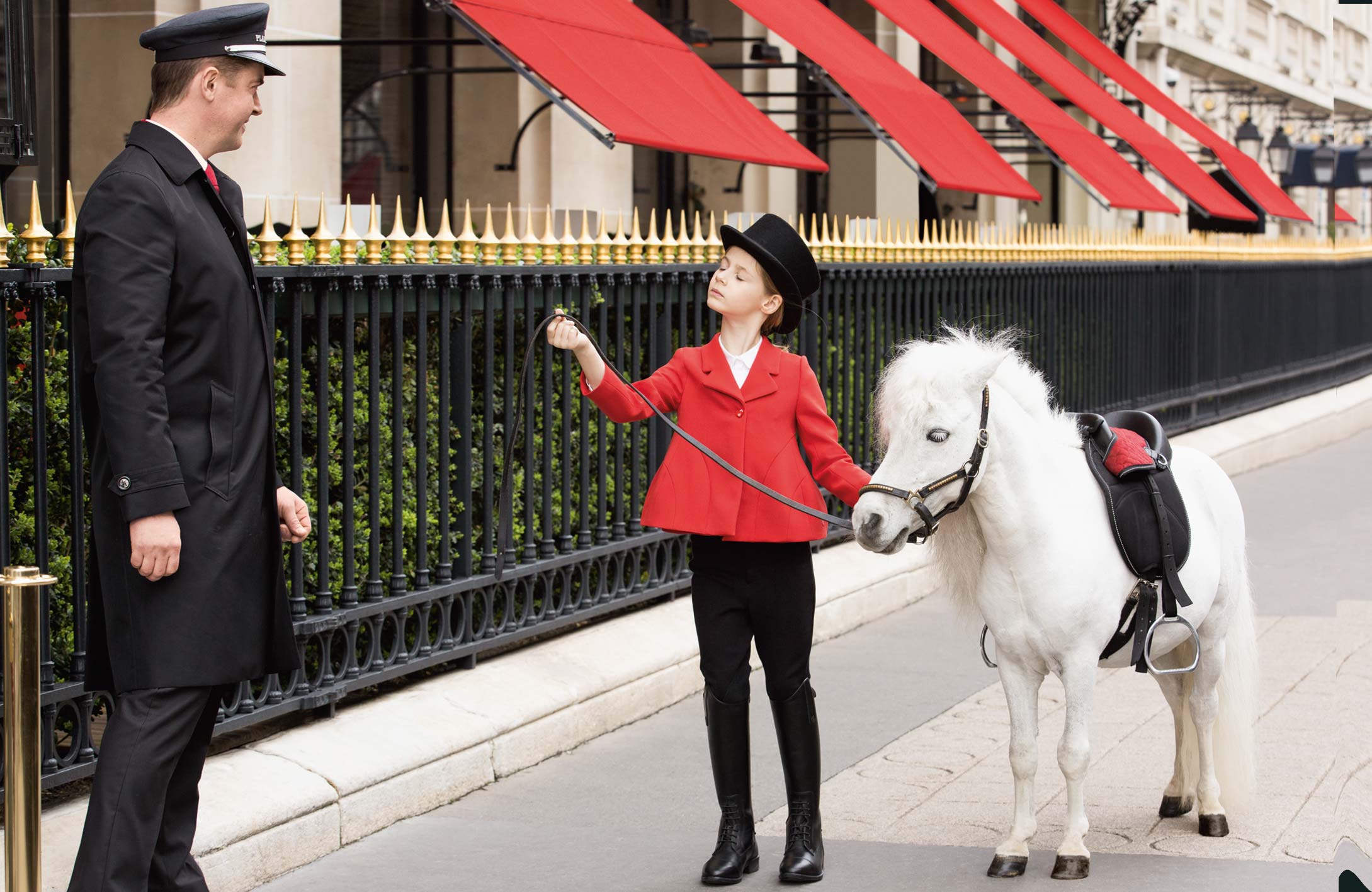 La firma francesa Christian Dior, celebra este año por todo lo alto el 70 aniversario de su creación. Pero esta fecha coincide también con otra feliz celebración en la maison: los 50 años de la aparición de su primera colección infantil, Baby Dior, hoy sigue adaptando el estilo del couturier a los pequeños con más estilo. www.dior.com.