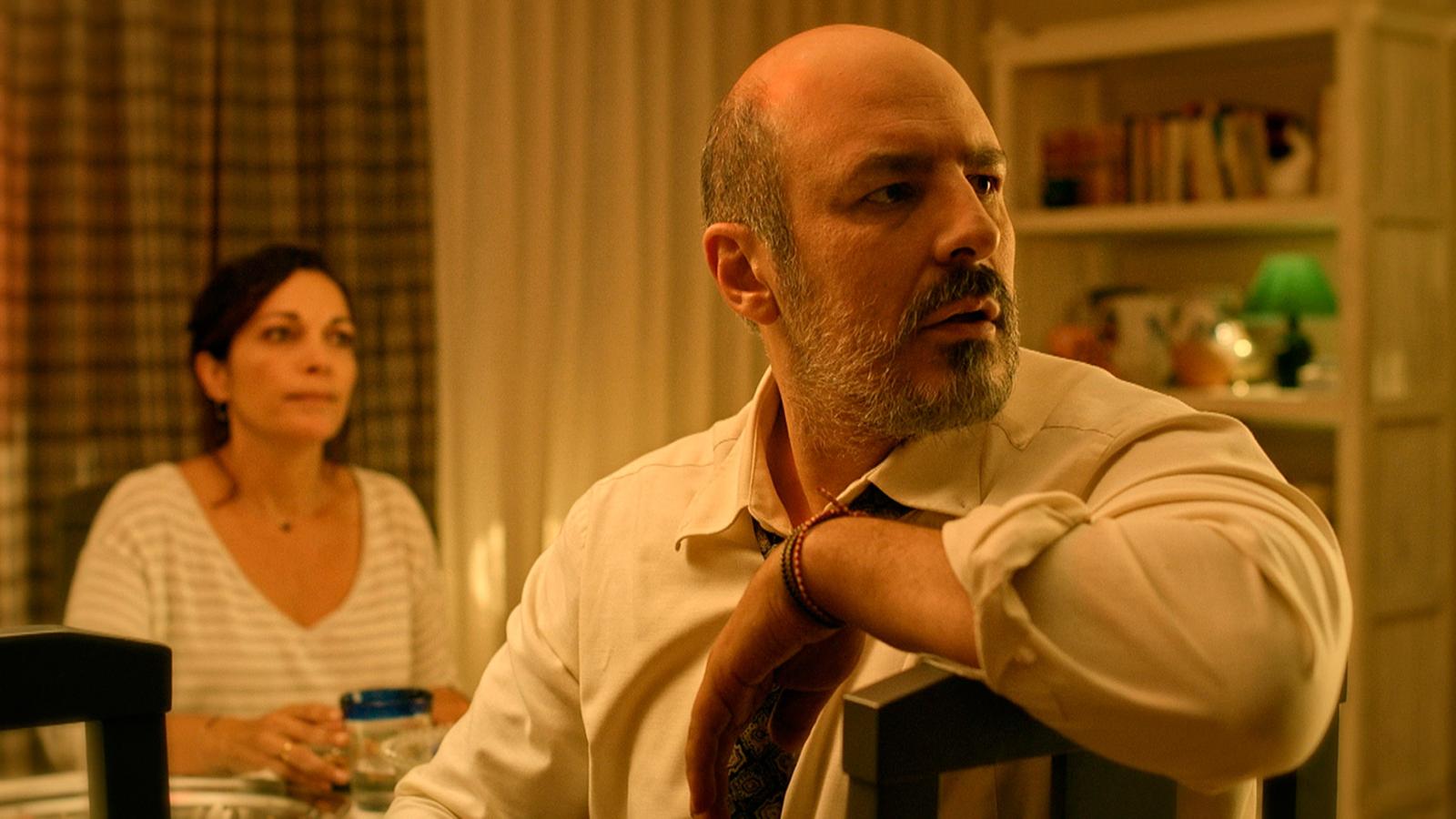 Los actores Cristina Plazas y Roberto Álamo en una de las escenas de la serie, donde hacen de Laura y Andrés Vargas.