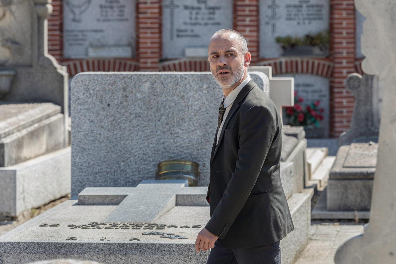 El actor Javier Gutiérrez en una de las escenas en el cementerio de la serie 'Estoy vivo'.