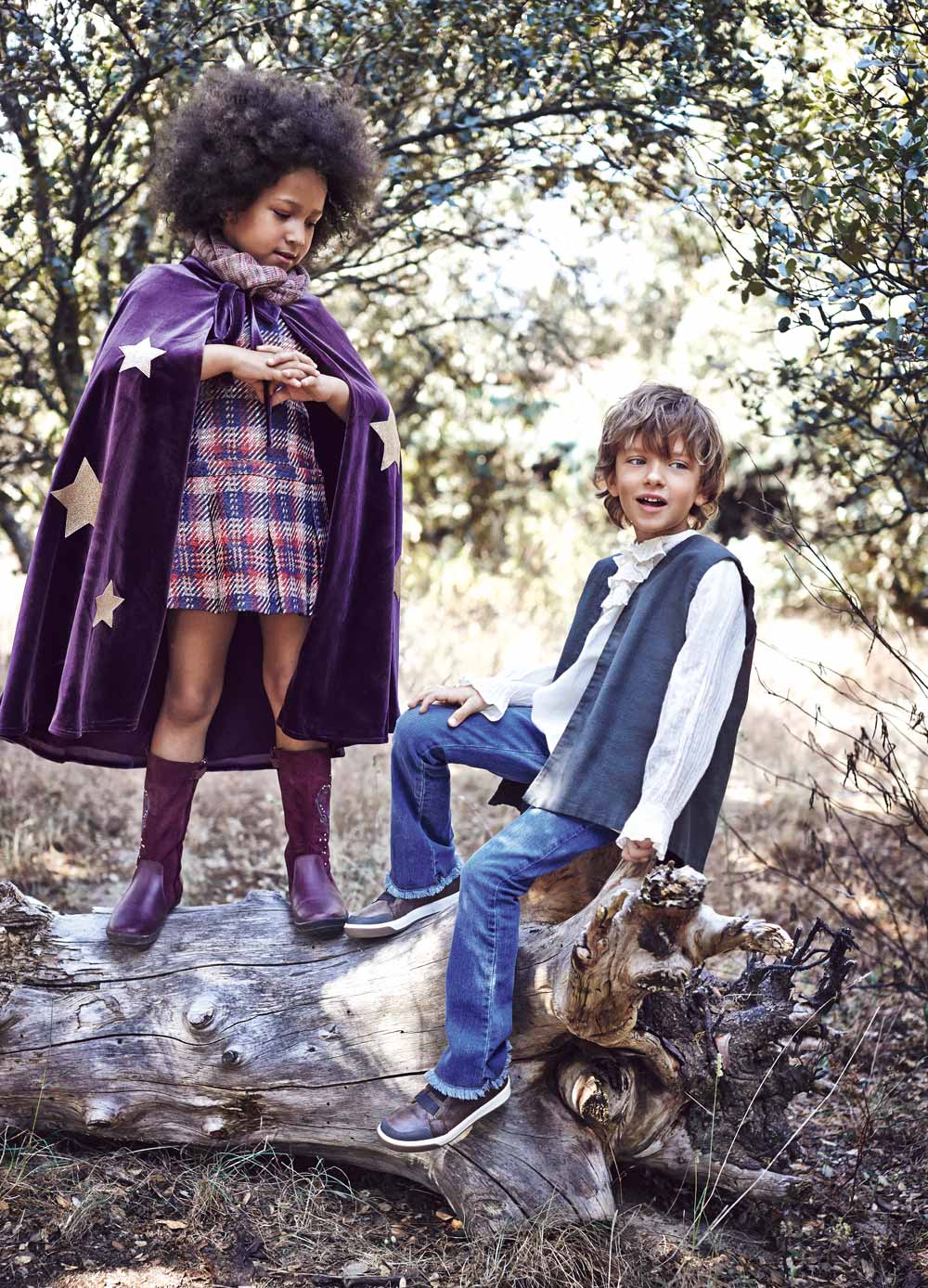 Paula lleva capa de Thanks Mum, vestido de Mayoral, botas de Garvalín y bufanda de Bonnet á pompon. Roberto, con camisa y chaleco de thanks Mum, pantalón de Nicoli y deportivas de Garvalín.