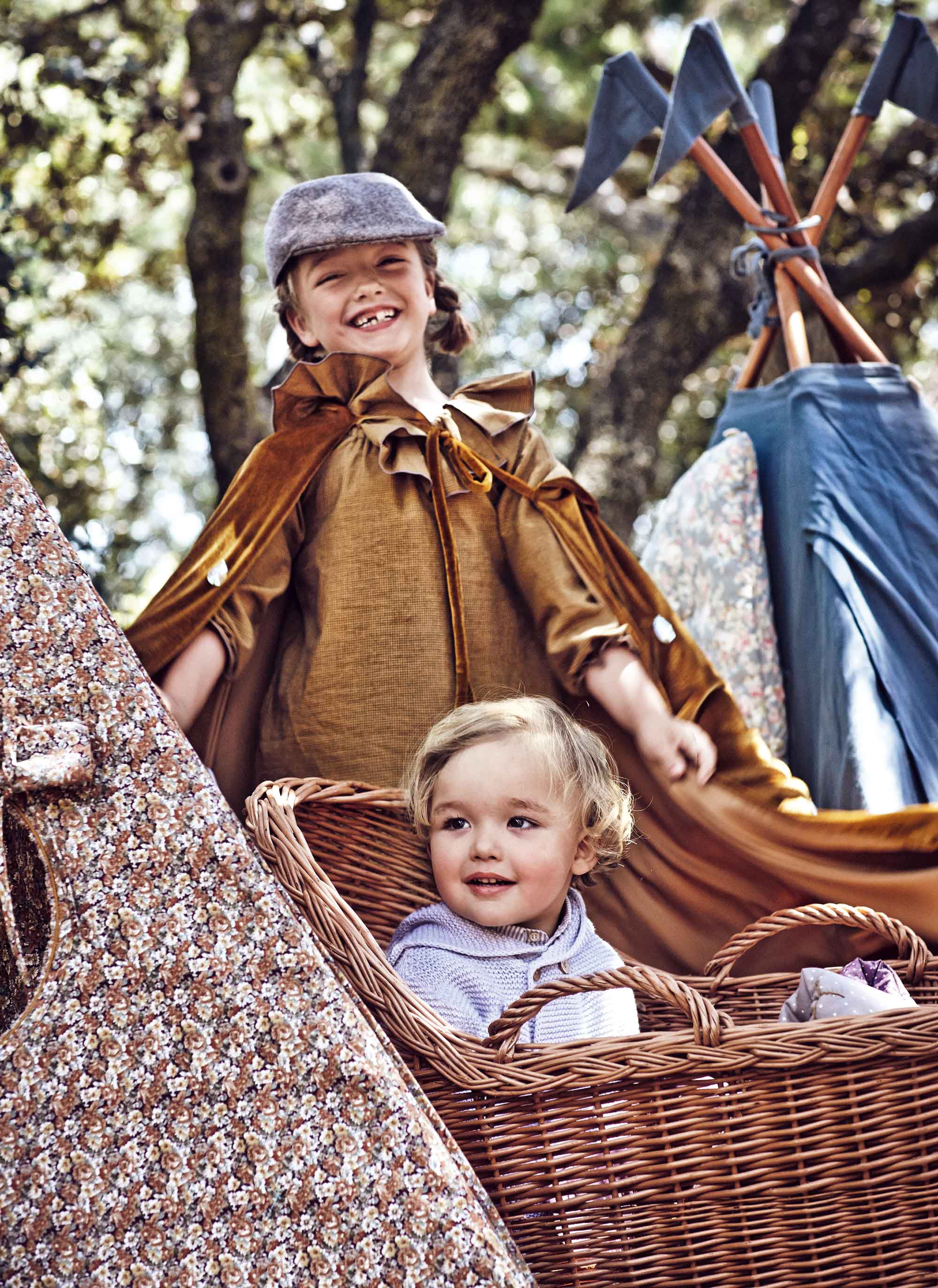 Valeria lleva vestido de Mi pequeño Lucas, capa de Thanks Mum y boina de el Corte Inglés. Borja, chaqueta de punto, de Kiabi.