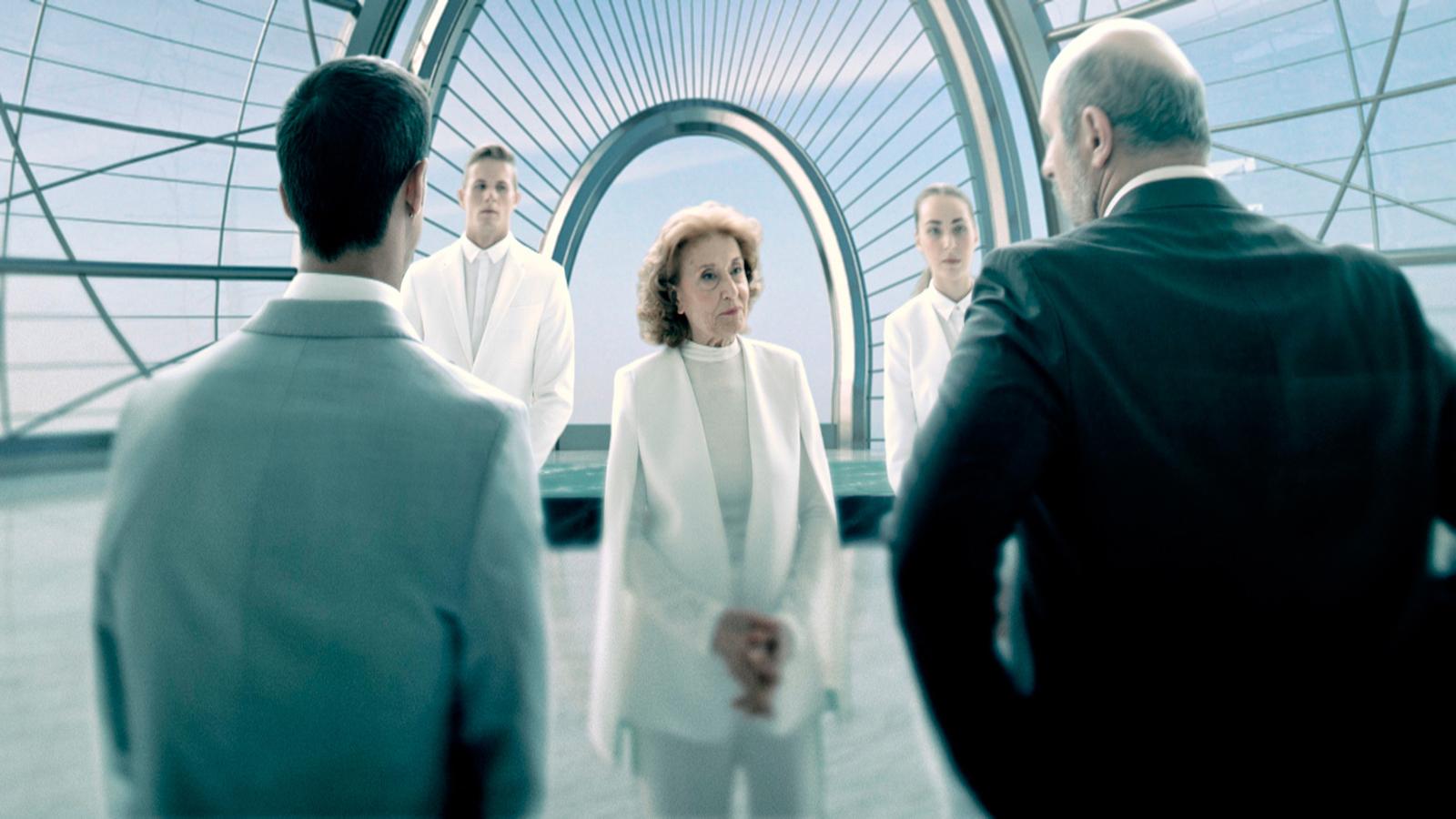 Varios de los actores de la serie en una de las escenas en la que se recrea la pasarela de tránsito.