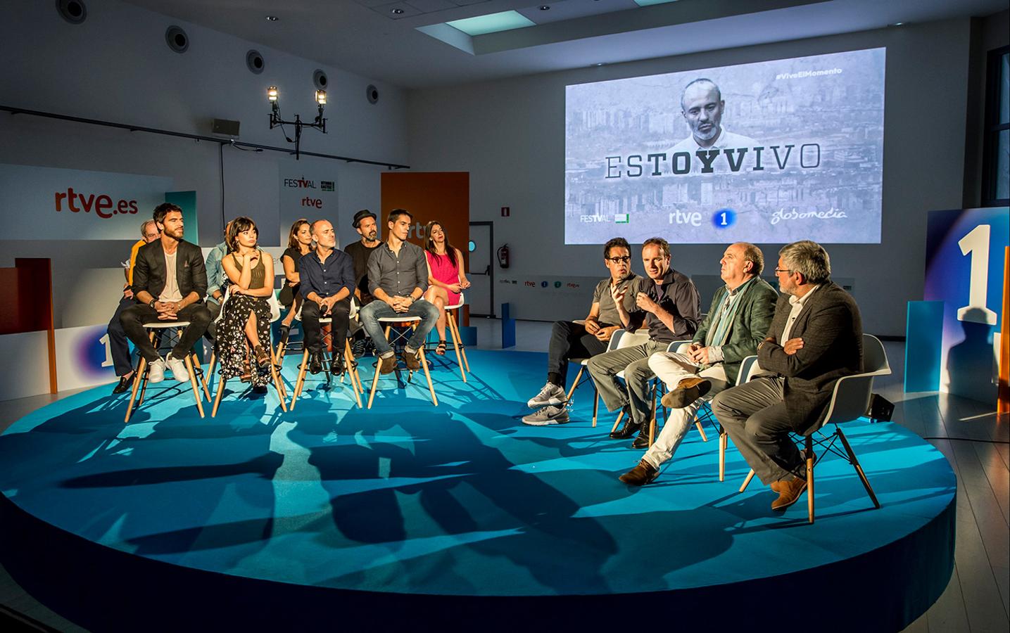 El elenco al completo de la serie 'Estoy vivo' en la rueda de prensa en Vitoria para el FesTVal.