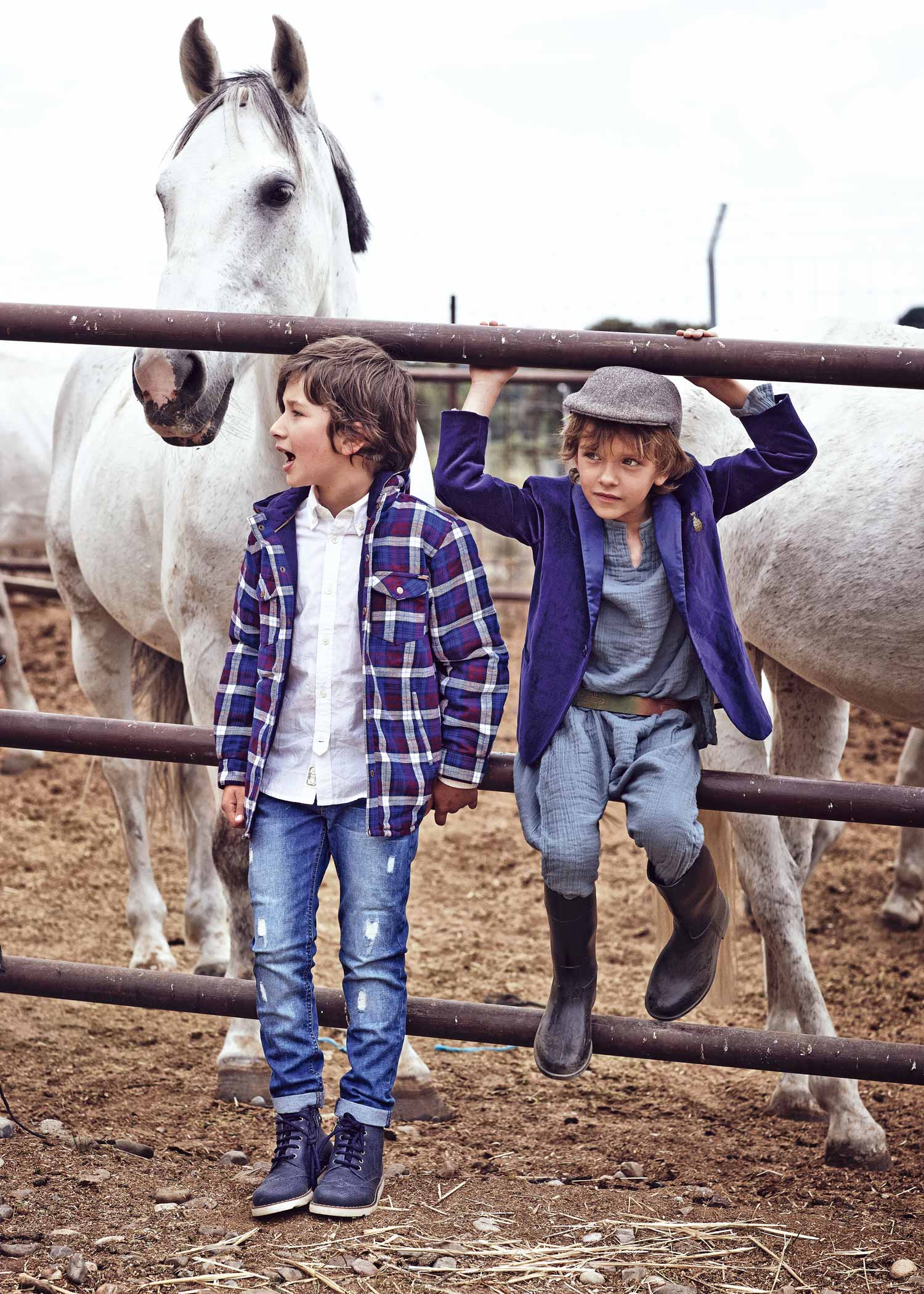 Jaime lleva chaqueta de cuadros de Mayoral, camisa de El Corte Inglés, vaquero de Primark y botas de Primigi. Roberto, americana de terciopelo, de Marc Jacobs Little, camisa y pantalones de Thanks Mum, botas de Igor y boina de El Corte inglés.