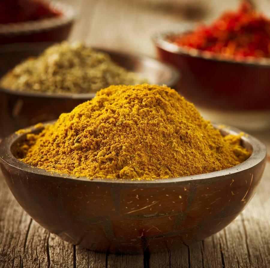 Da color y sabor a las comidas. Además de su poder termogénico es antiinflamatorio y antioxidante. Como no se absorbe bien, es aconsejable mezclarlo con pimienta negra.