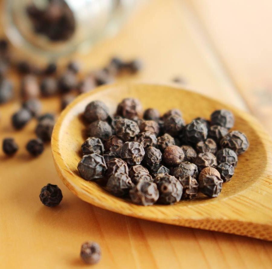 Su piperina bloquea la formación de células adiposas en el organismo y estimula los receptores nerviosos que regulan la temperatura para quemar más calorías.