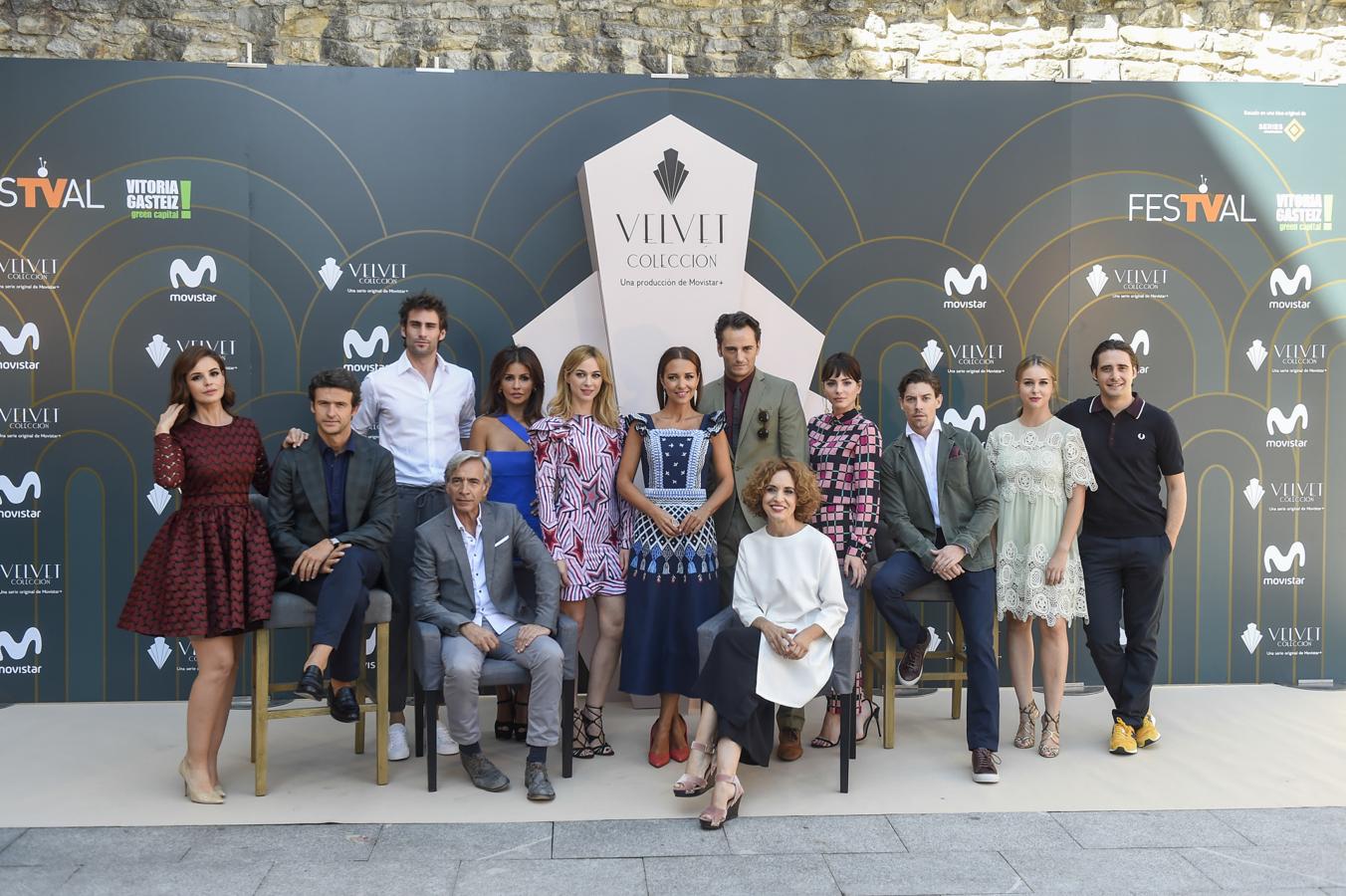 El reparto de la nueva serie de Bambú Producciones, que se emitirá en Movistar, en la presentación para prensa de 'Velvet Colección' en el FesTVal de Vitoria.