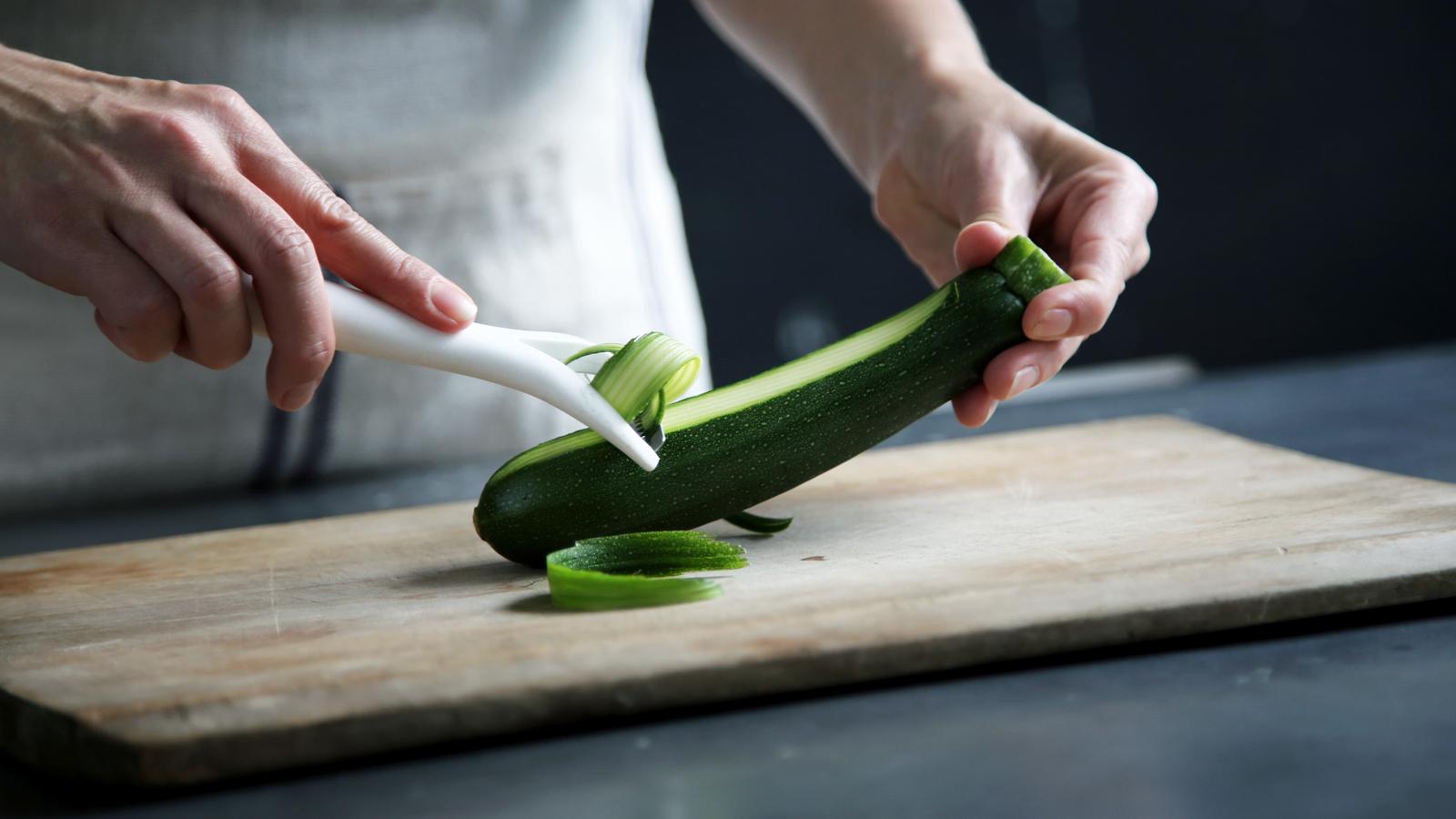Contiene menos de 50 calorías por 100 gramos, lo puede comer al horno, a la plancha o crudo en ensalada.