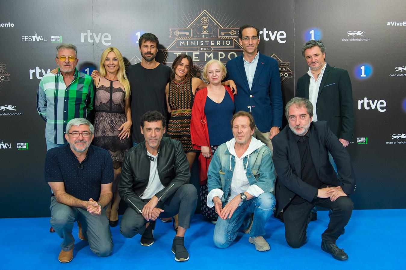 Foto de la familia de 'El ministerio del tiempo' en el photocall en el FesTVal de Vitoria por el estreno de la serie.