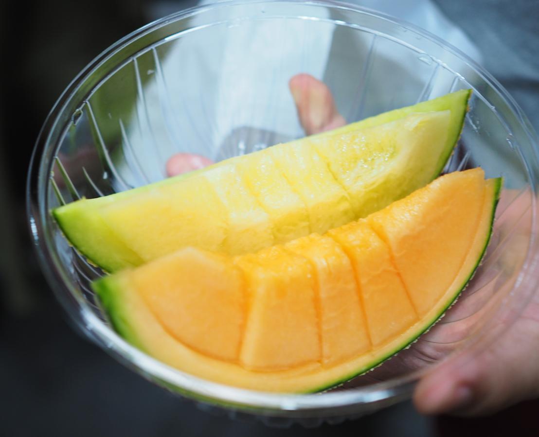 Contiene menos de 50 calorías por 100 gramos, junto con la sandía es la fruta predilecta cuando llega el buen tiempo.