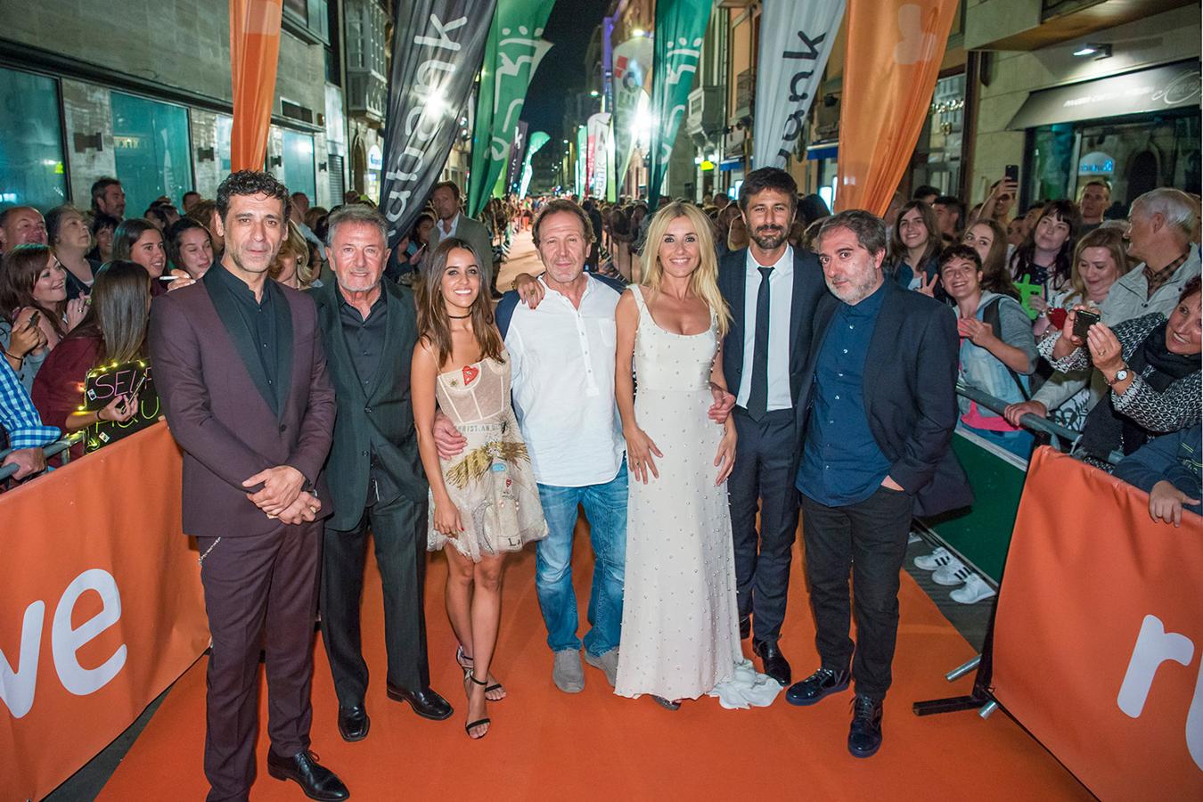 Algunos de los actores de la serie 'El ministerio del tiempo' en la alfombra naranja del FesTVal de Vitoria.