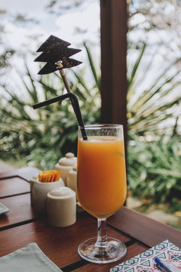 Contiene 45 calorías por un vaso.