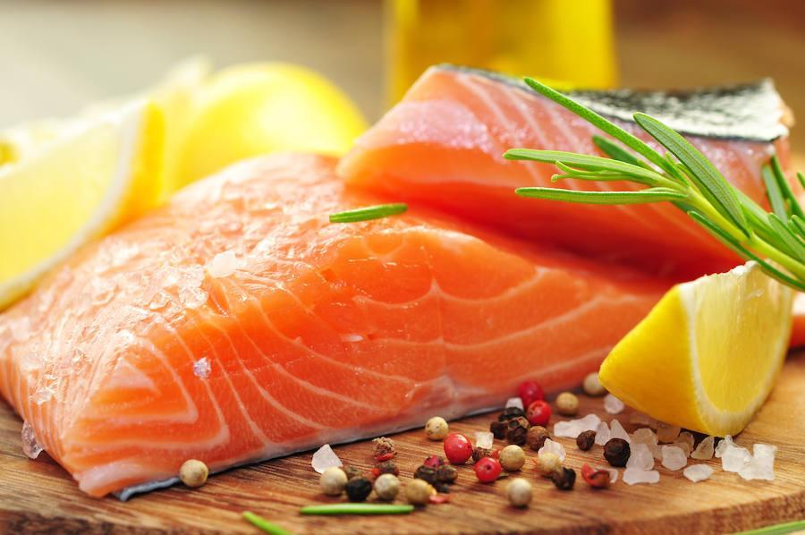 El salmón es rico en ácidos grasos omega 3, esencial nepara la síntesis de serotonina que aumenta la autoestima y la concentración.